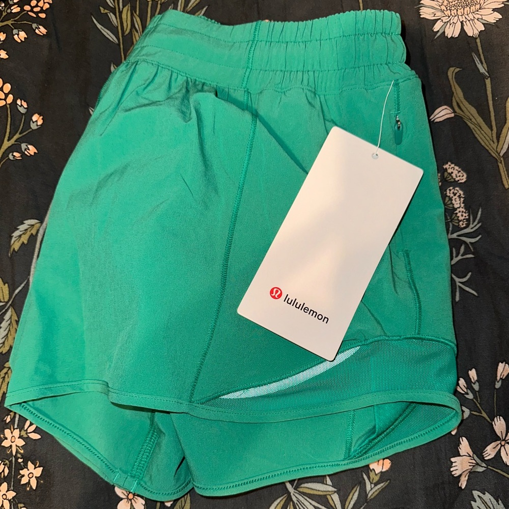 Lululemon Hotty Hot LR Short 4” Lined